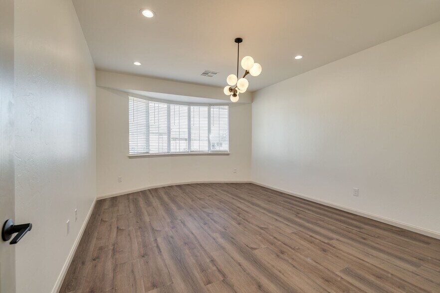 More Photos Of 201-203 E 10th St Plz, Edmond Office For Lease
