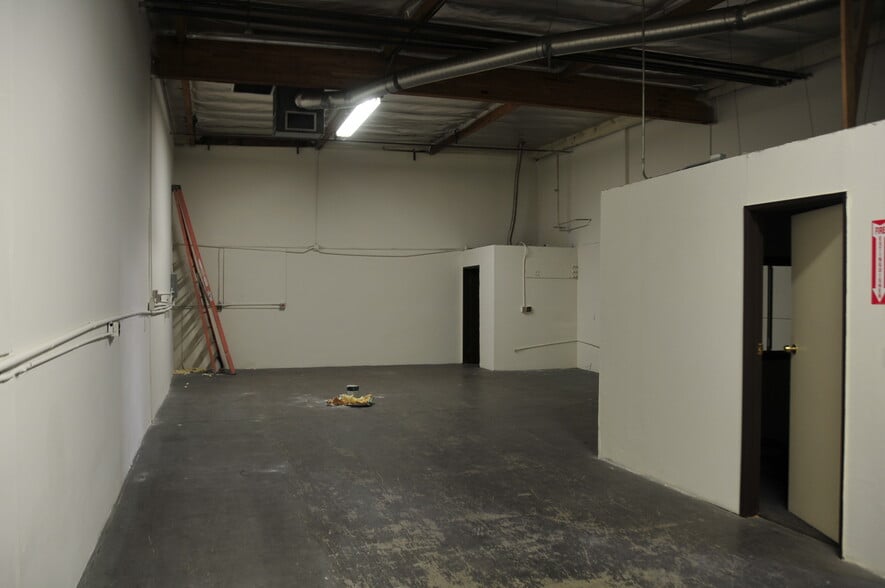 More Photos Of 19215 Parthenia St, Northridge Service For Lease