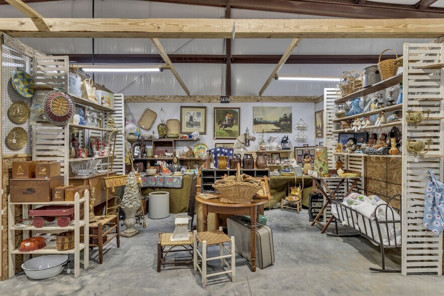 More Photos Of 2120 Old Highway 431 S, Greenbrier Freestanding For Sale