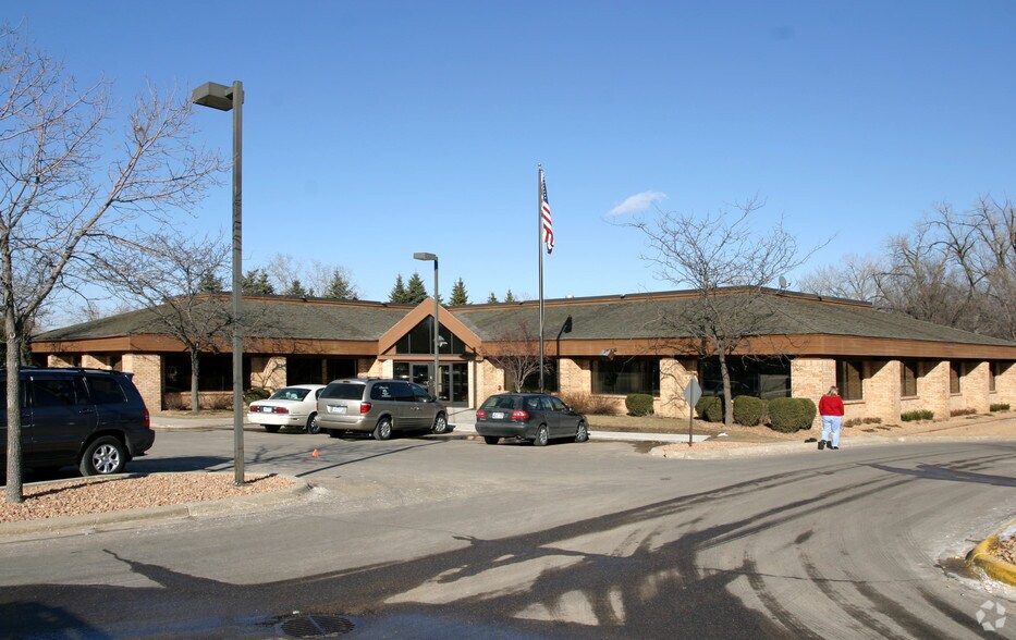 More Photos Of 5750 Lincoln Dr, Edina Office For Sale