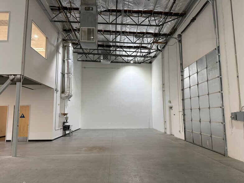 More Photos Of 34500 Gateway Dr, Palm Desert Warehouse For Lease