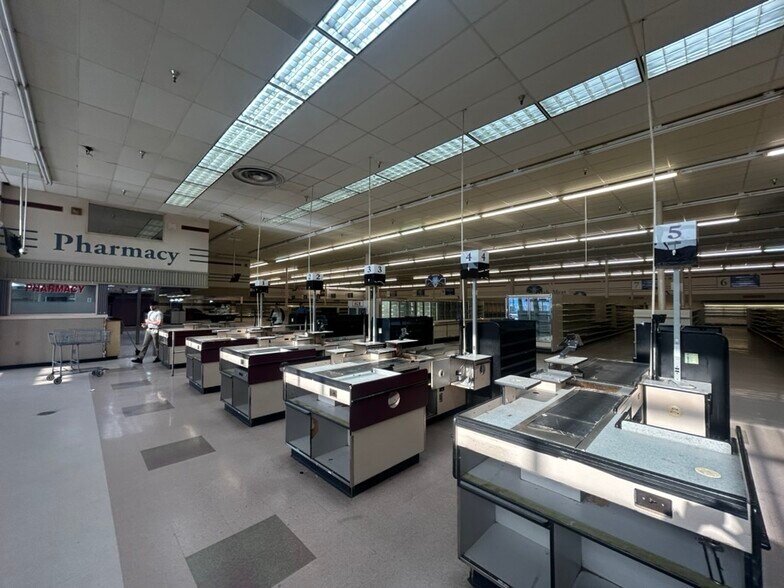 More Photos Of 1600 E 23rd St, Chattanooga Supermarket For Lease