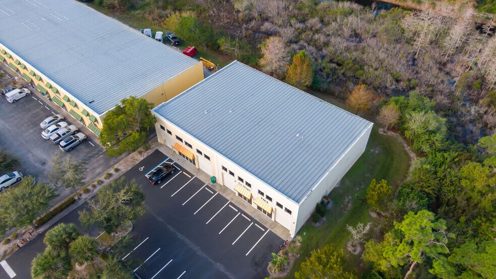 More Photos Of 1095 Business Ln, Naples Showroom For Sale