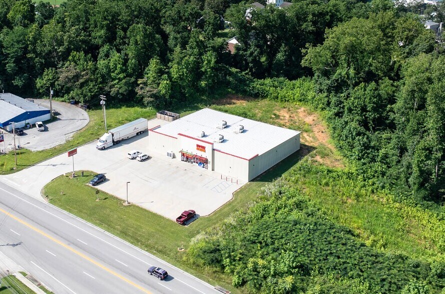 More Photos Of 7755 US-27 Hwy, Burnside Freestanding For Sale