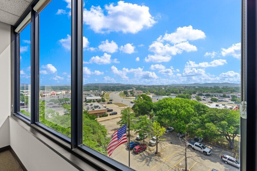 More Photos Of 222 S Sidney Baker St, Kerrville Office For Lease