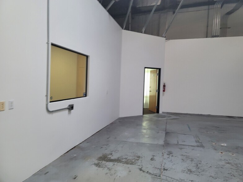 More Photos Of 800 S Rochester Ave, Ontario Warehouse For Lease