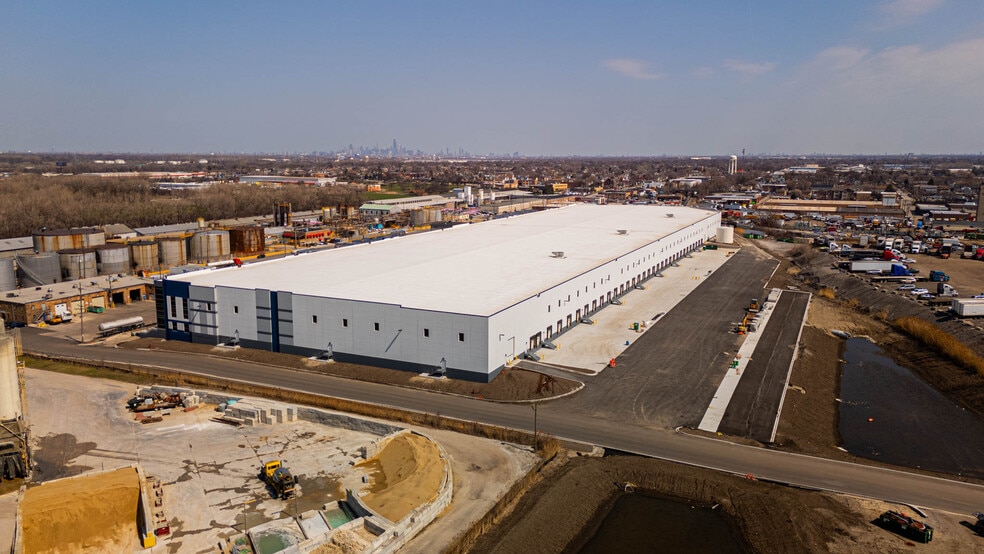 More Photos Of 7955 W 59th St, Summit Warehouse For Lease