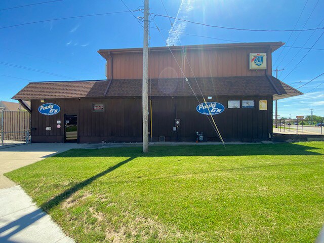 More Photos Of 1803 Main St, Green Bay Bar For Sale