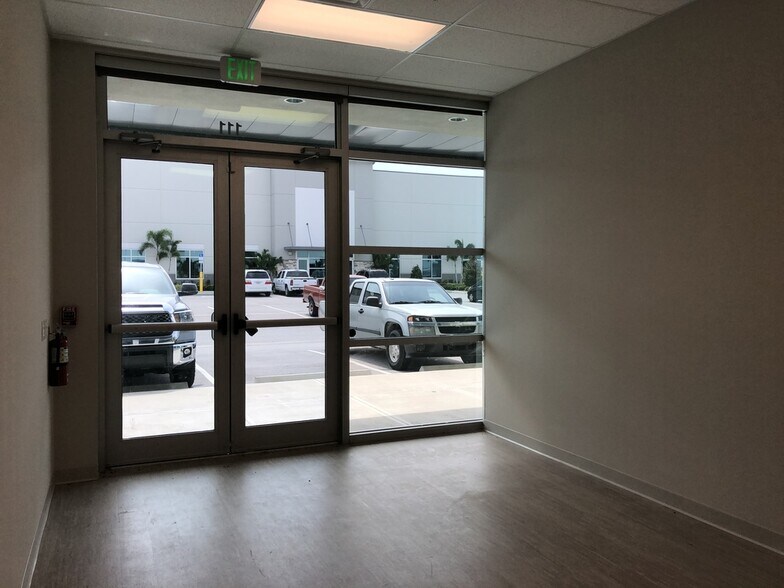 More Photos Of 3135 Lakewood Ranch Blvd, Bradenton Warehouse For Lease