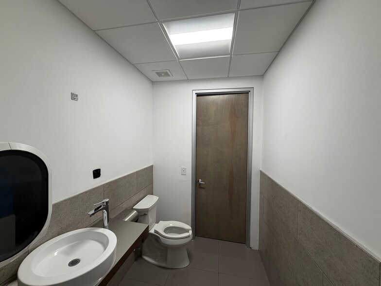 More Photos Of 4391 SW 74th Ave, Miami Flex For Lease