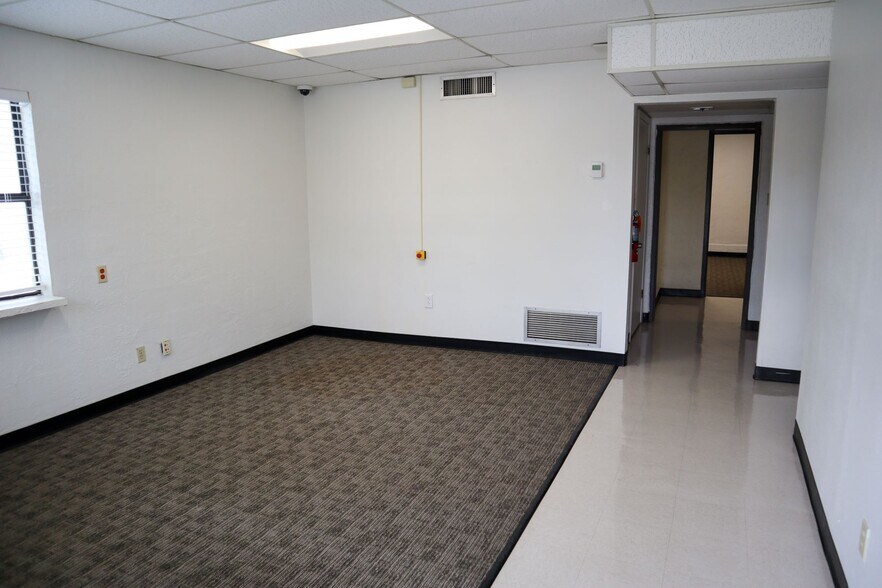 More Photos Of 9807 McCullough Ave, San Antonio Showroom For Sale