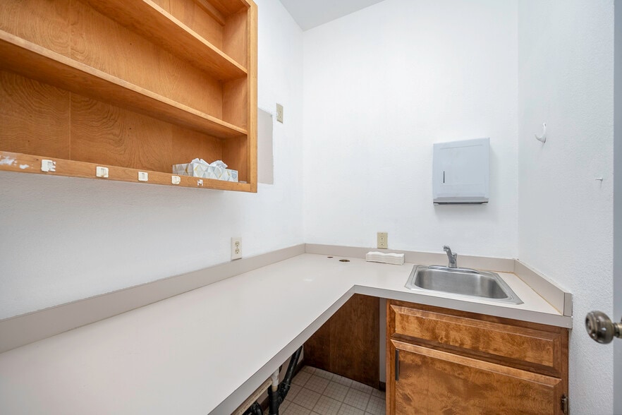 More Photos Of 1336 E Hunter Pl, Moses Lake Office For Sale