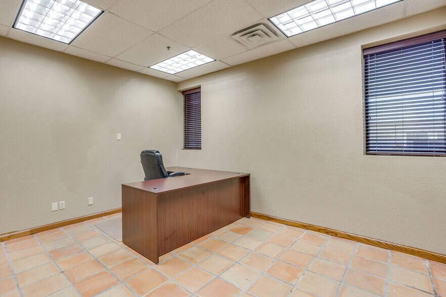 More Photos Of 3500 Noble Ave, Fort Worth Flex For Lease