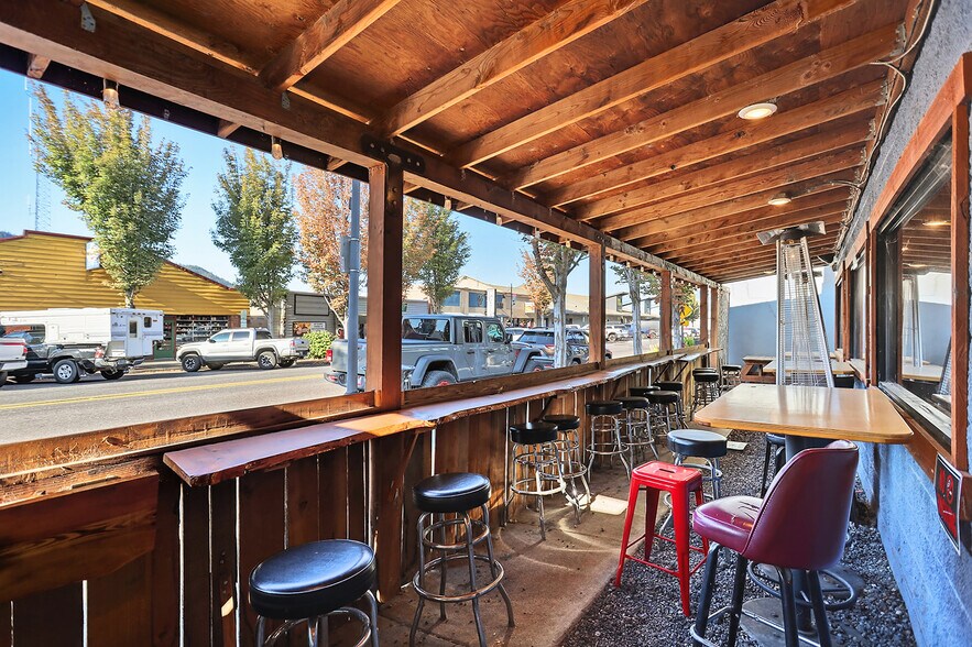 More Photos Of 216 W Steuben St, Cook General Retail For Sale