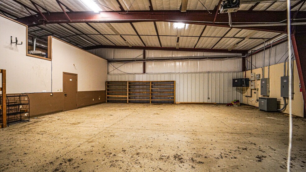 More Photos Of 5500 SW Moody St, Victoria Manufacturing For Sale
