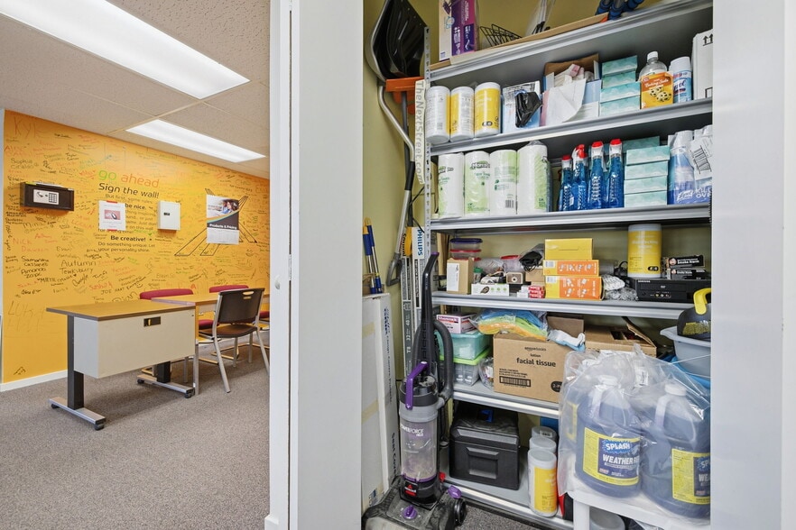 More Photos Of 160 Oak St, Glastonbury Office For Sale