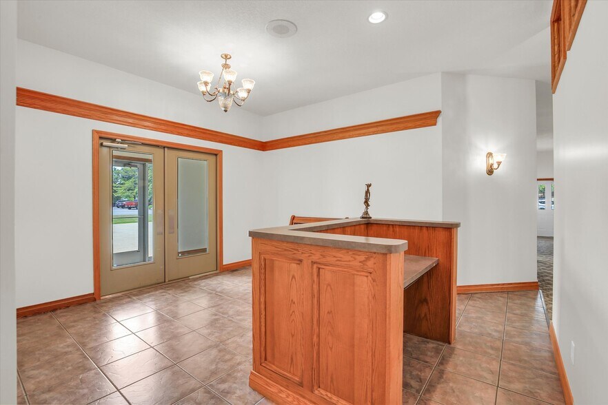 More Photos Of 606 W Oak St, Fairbury Office For Sale