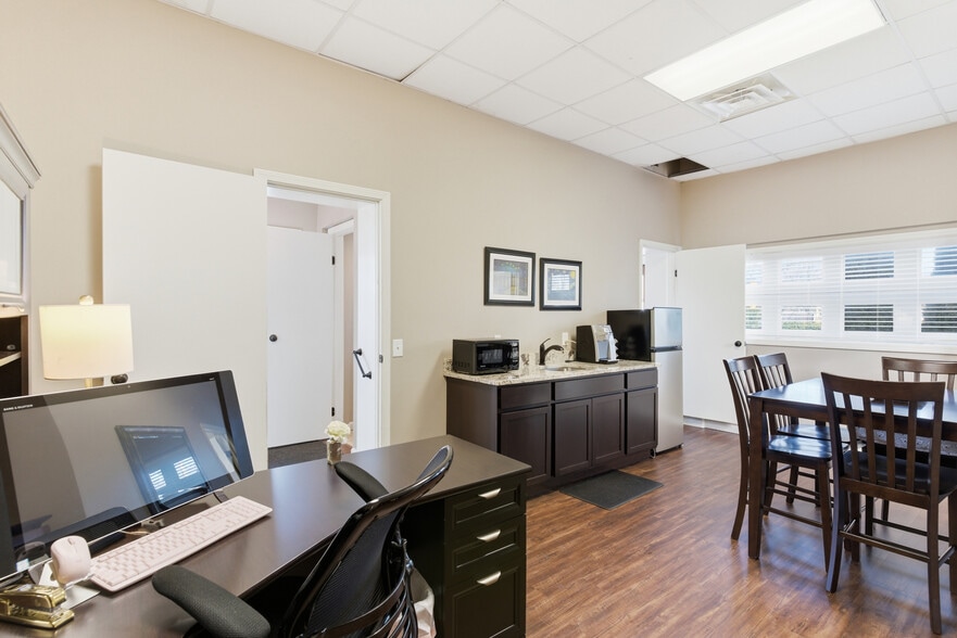 More Photos Of 2860 Noble Rd, Cleveland Office For Sale