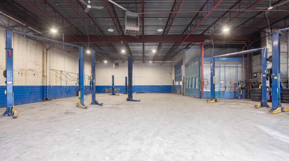 More Photos Of 11410 Boul De La Rivière-Des-Prairies, Montréal Auto Repair For Sale