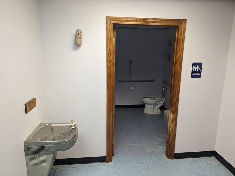 More Photos Of 2608 E Highway 76, Marion General Retail For Sale