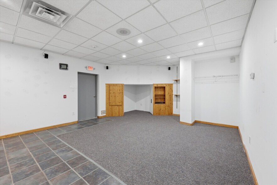 More Photos Of 525 Oakland Ave, Berlin Flex For Sale
