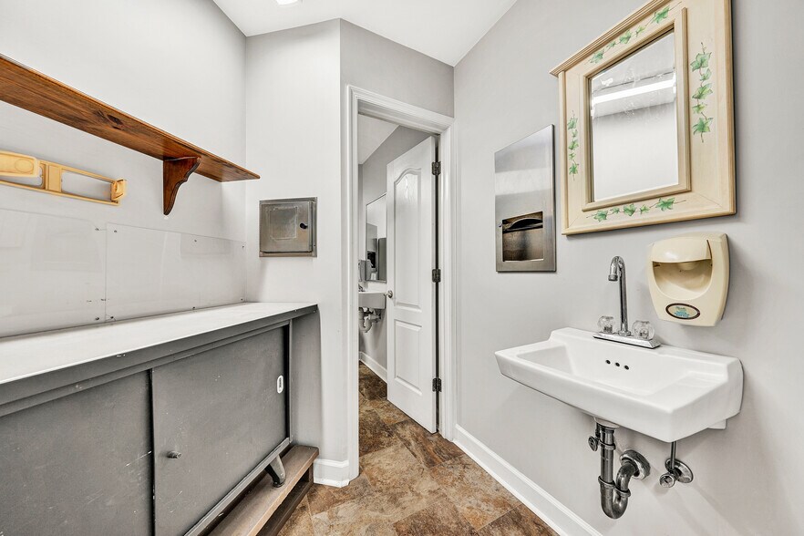 More Photos Of 5034 Williamson Rd NW, Roanoke Office For Lease