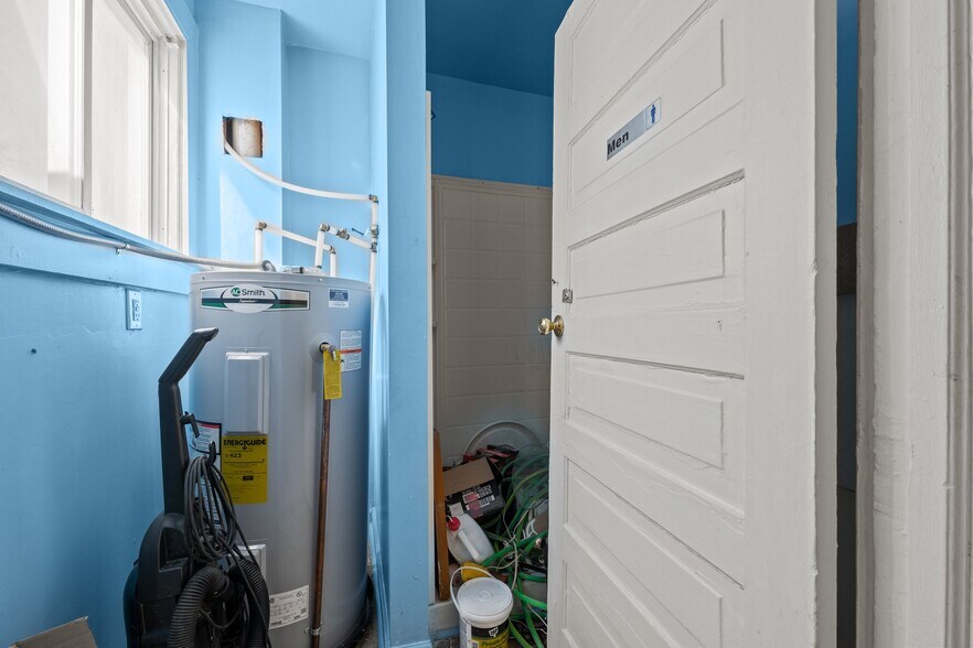 More Photos Of 421 Vine St, Eden Hotel For Sale