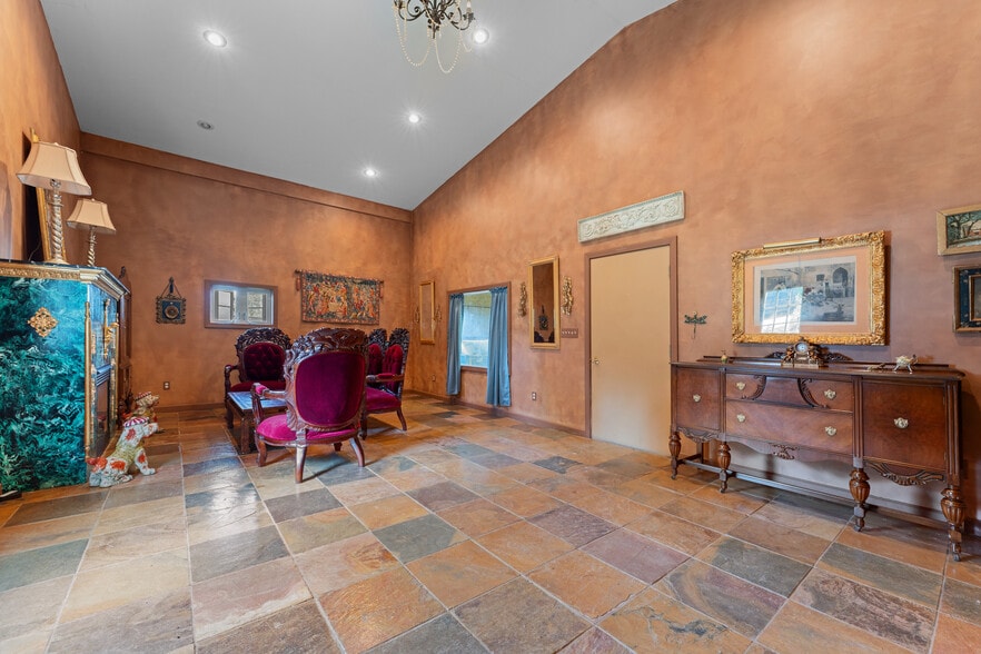 More Photos Of 550 Warner rd, Vienna Specialty For Sale