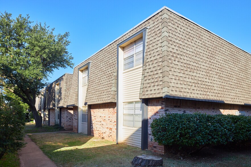 More Photos Of 4500 N MacArthur Blvd, Warr Acres Apartments For Sale