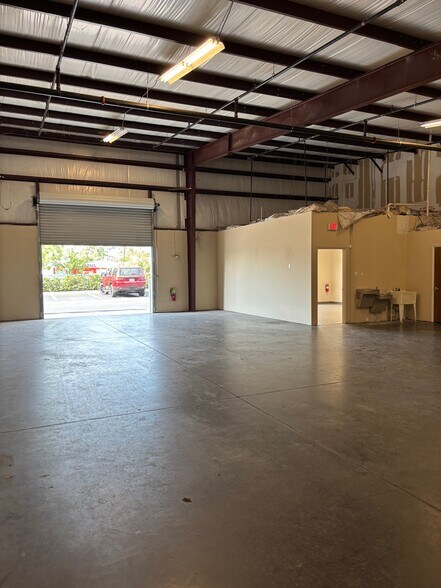 More Photos Of 8229 Narcoossee Park Dr, Orlando Showroom For Lease