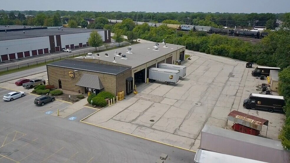 More Photos Of 2725 Shermer Rd, Northbrook Truck Terminal For Lease