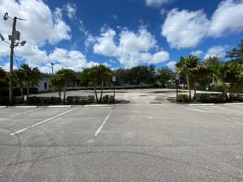 More Photos Of 2980 W Oakland Park Blvd, Oakland Park Showroom For Sale
