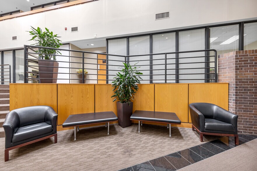 More Photos Of 2055 Craigshire Rd, Saint Louis Office For Lease