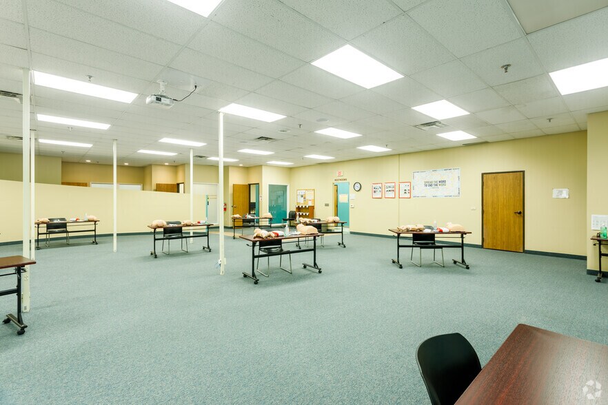 More Photos Of 35425 W Michigan Ave, Wayne Medical For Sale