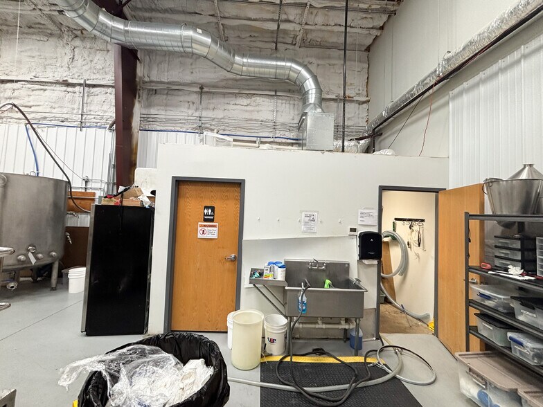 More Photos Of 4173 N 20th St, Ozark Warehouse For Lease