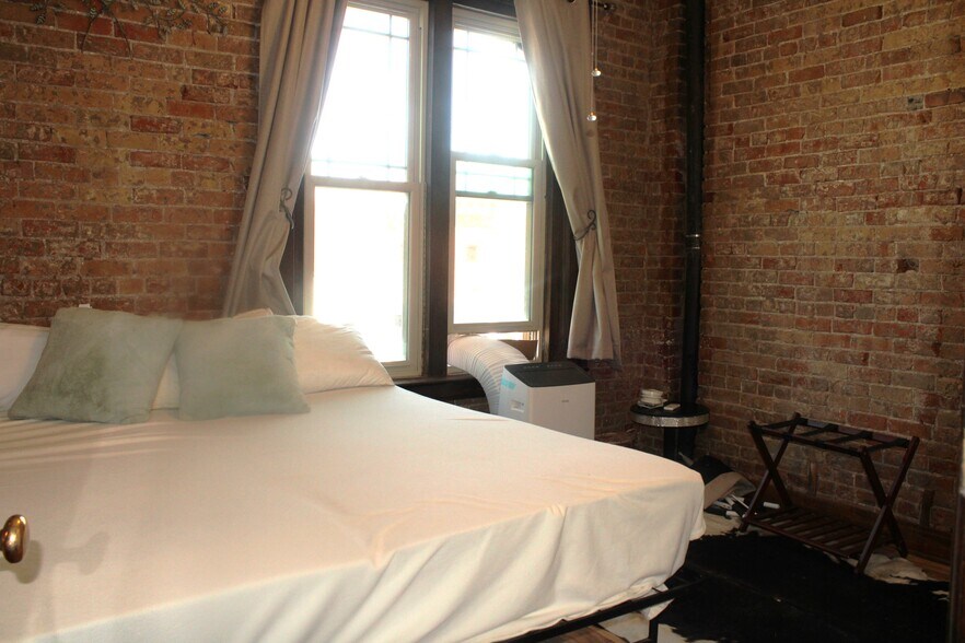 More Photos Of 944 Main St, Evanston Storefront Retail Office For Lease