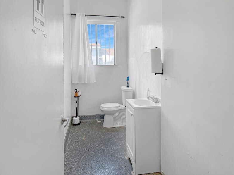 More Photos Of 7101 Menlo Ave, Los Angeles Specialty For Sale