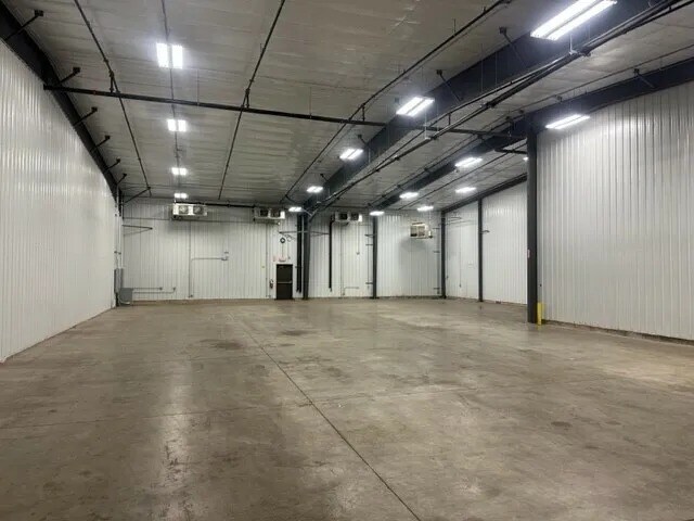 More Photos Of 2030 E 52nd St, Sioux Falls Industrial For Sale