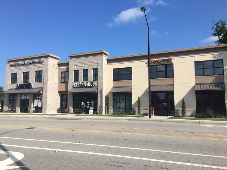 More Photos Of 695 Johnnie Dodds Blvd, Mount Pleasant Storefront Retail Office For Lease