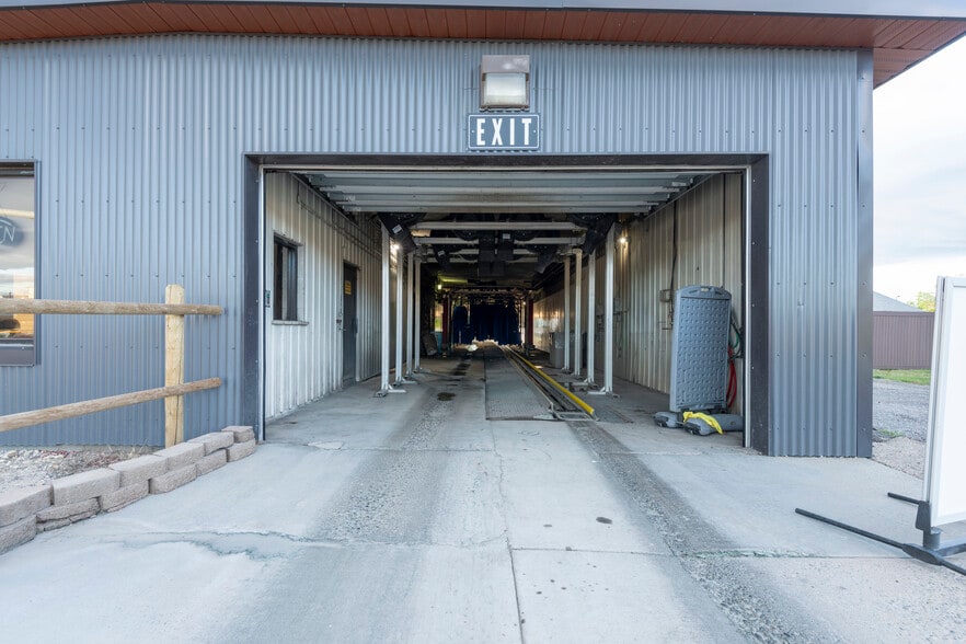 More Photos Of 1201 Cedar St, Helena Carwash For Sale