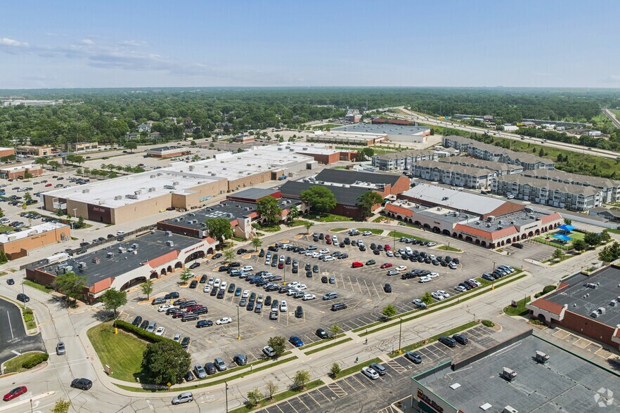More Photos Of 401-499 Lake Cook Rd, Deerfield Storefront For Lease