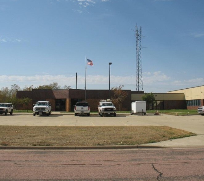 More Photos Of 2000-2002 Industrial St, Viborg Warehouse For Sale