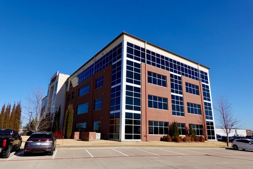 More Photos Of 244 S Gateway Pl, Jenks Office For Lease