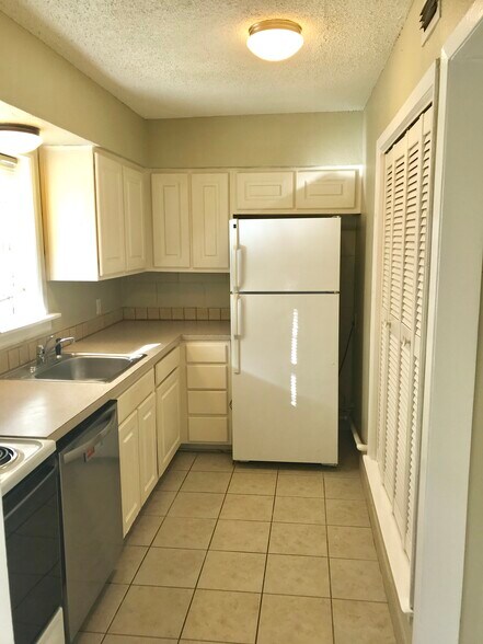 More Photos Of 210 Austin St, Grapevine Apartments For Sale