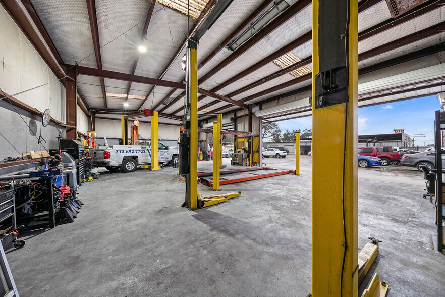 More Photos Of 7215 N Shepherd Dr, Houston Auto Repair For Sale