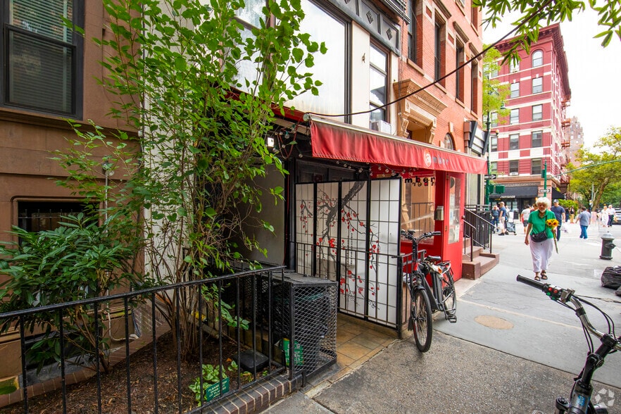 More Photos Of 103 W 70th St, New York Apartments For Lease