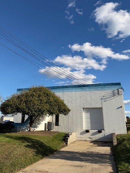 More Photos Of 9046 Goldpark Dr, Hamilton Manufacturing For Lease