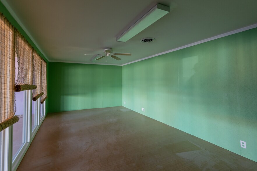 More Photos Of 221 N Cleveland Ave, Cushing Department Store For Sale