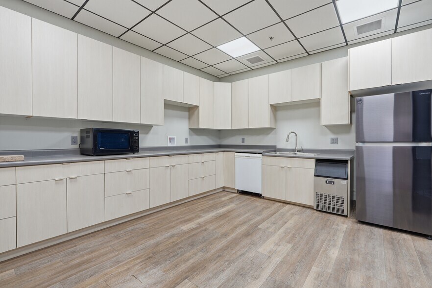 More Photos Of 1675 Las Colonias Dr, Grand Junction Showroom For Lease