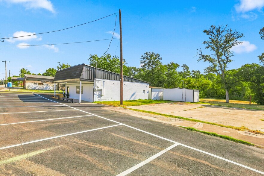More Photos Of 3508 Shawnee Trl, Fort Worth General Retail For Sale